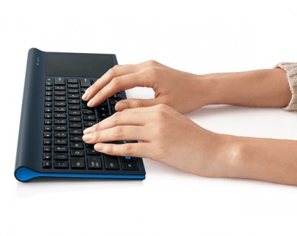Windows 8にベストマッチ。大型タッチパッド内蔵ワイヤレスキーボード「Logicool Wireless All-in-One Keyboard TK820」