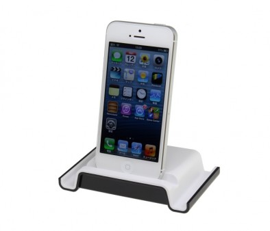 3ポートUSBハブ機能を内蔵したiPhone 5用ドックスタンド、上海問屋から