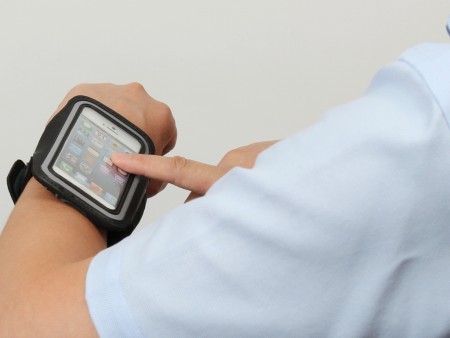 使い方いろいろ。手首に装着できるiPhone 5ウェアラブルバンドがサンコーから発売