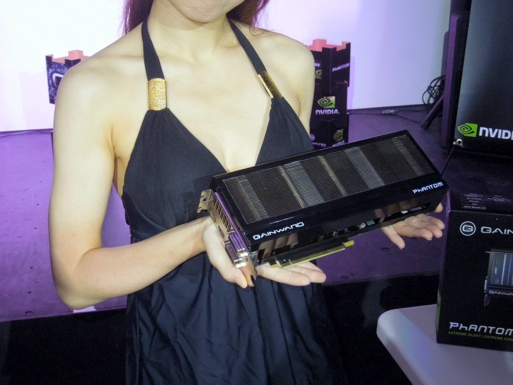 3スロット占有の大型クーラーを搭載するGTX 780グラフィックスカード。ラインナップの2モデルはいずれもオーバークロックが施されたカスタムモデルだ。かなりの重量級モデルで、手に取った女性もついビックリ