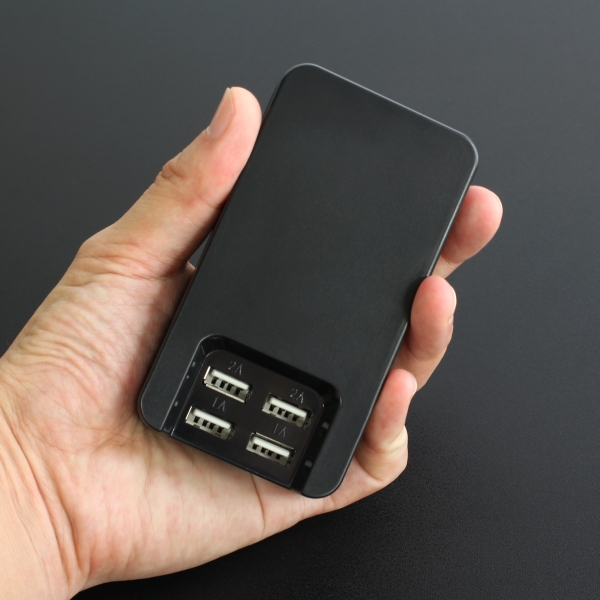 モバイル端末をまとめて充電。合計6A出力の4ポートUSB充電器が上海問屋から