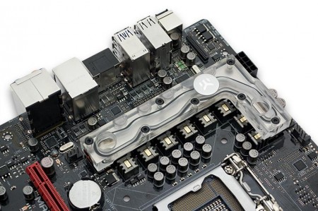 ASUSTek「MAXIMUS VI」の電源周りを冷やす水冷モジュール、「EK-MOSFET ASUS M6G」EK Water Blocksから