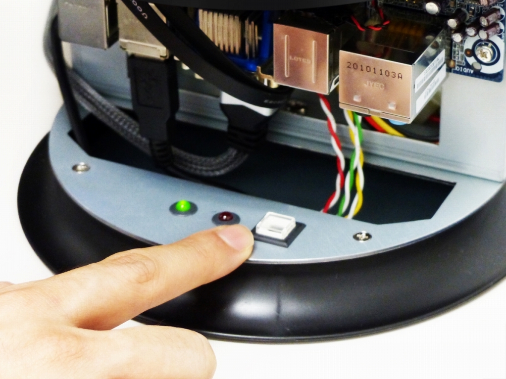 電源スイッチはカバーを外して操作する