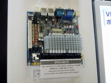 「VIA Nano X2」プロセッサを選択できる「EPIA-M910」。ファンレス駆動が可能で、COMポート×8やギガビットLAN×2を搭載するなどインターフェイスが充実している