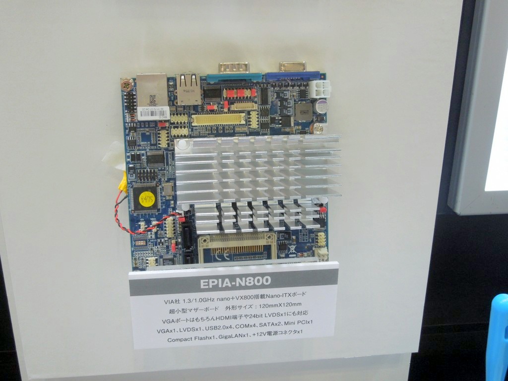 VIA Nono 1.3/1.0GHzを搭載する「EPIA-N800」。HDMI×1、D-Sub×1、LVDS×1の映像出力のほか、COMポート×4、ギガビットLAN×1、USB2.0×4のインターフェイスを備える、ツボを押さえた1枚
