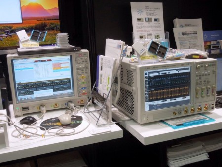 ブースの一角にデンと座っている2台のオシロスコープ。米Agilent Technologies社の製品で、合わせれば2,000万円を超えるという高性能機だ