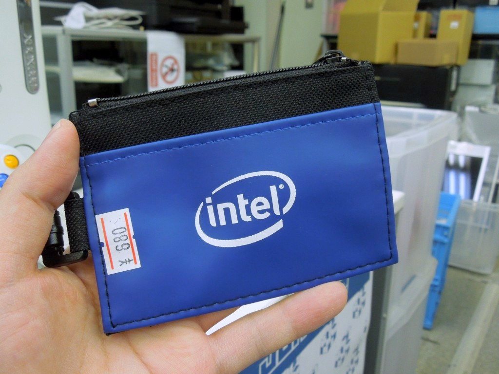 Intel「Sleek ID Holder」