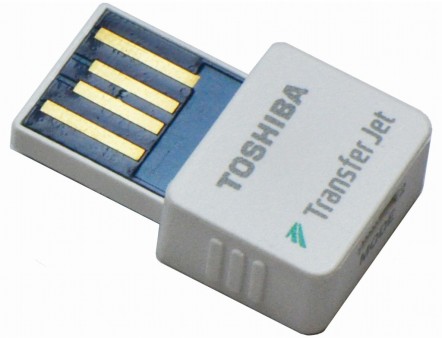 東芝、実効速度375MbpsのTransferJet対応USBアダプタモジュール2種発売