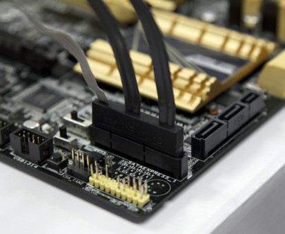 ASUSTeK、SATA Expressを実装したZ87マザー「Z87 Deluxe/SATA Express」プレビュー版発表