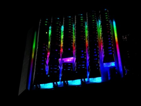 世界初、1,680万色に光るCherry軸キーボードがCORSAIRから登場