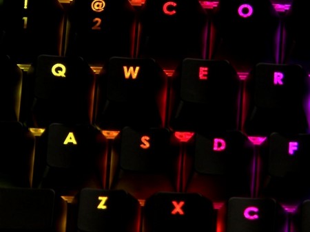 世界初、1,680万色に光るCherry軸キーボードがCORSAIRから登場