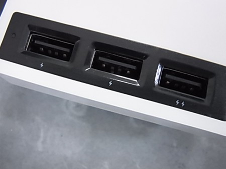 モバイル端末の3台同時充電に対応する、スクエアデザインUSBチャージャ、SiB「UCAC-SQ3P」シリーズ
