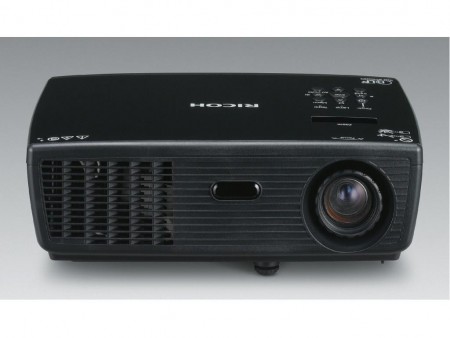 リコー、2,800ルーメンの高輝度を誇るエントリー向けプロジェクター「RICOH PJ K110」来月発売