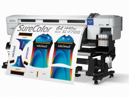 ポリエステル素材に直接印刷できるアパレル向け昇華転写プリンタ、エプソン「SC-F7100」