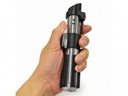 フォースの導きで充電！？ラナ、ベイダー卿のライトセーバー型モバイルバッテリーを発売開始
