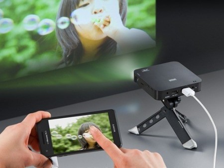 MHLアダプタ内蔵だからケーブル1本でOK。サンワサプライ、スマホ向けモバイルプロジェクター「PRJ-5」