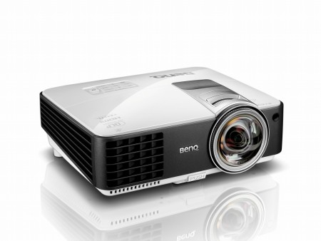 ベンキュー、高輝度・高コントラストな超短焦点プロジェクタ「MW824ST」