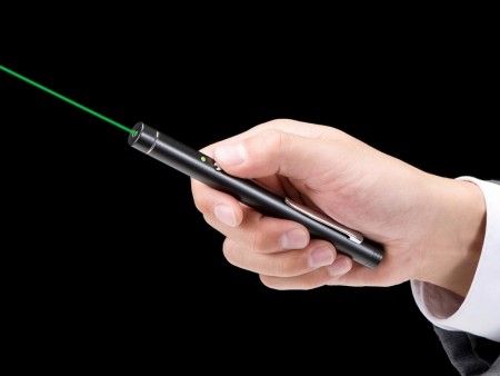 サンワサプライ、最大200m照射できるグリーンレーザー搭載のレーザーポインター「LP-G350」発売