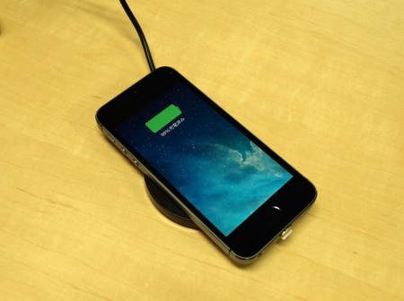 スペックコンピュータ、iPhoneで“置くだけ充電”ができるワイヤレス充電キットを発売