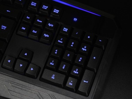 ブルーLED搭載の安価なバックライト英字キーボードが上海問屋から発売