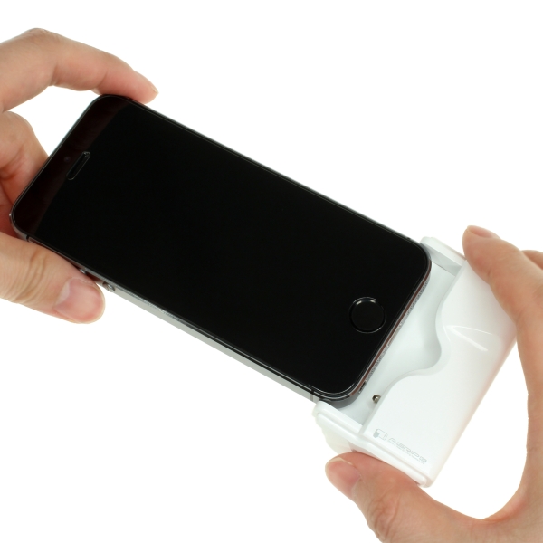 iPhone 5/5sをコンデジ感覚で操るシャッターアシストカメラグリップが上海問屋から