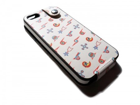 昭和ウルトラマンのチームエンブレムを散りばめた、“お○さんホイホイ”なiPhoneケースが発売に