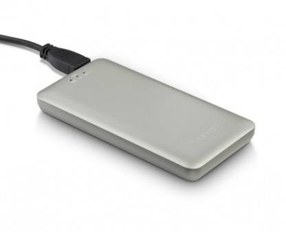 モバイル端末からアクセスできるワイヤレスポータブルSSD、東芝「Canvio AeroMobile」