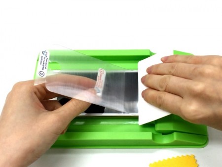 素早く簡単で失敗なし。液晶保護フィルム貼りお助けマシーンがF.K.Solutionsから