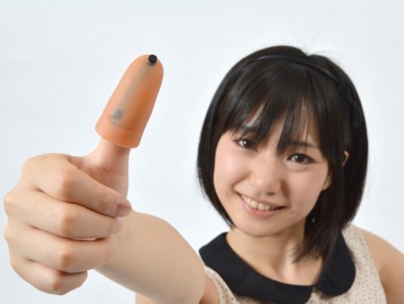 大画面スマホも楽々タッチ。指を15mm延長できる「親指型スタイラス 指のび～る」がサンコーから
