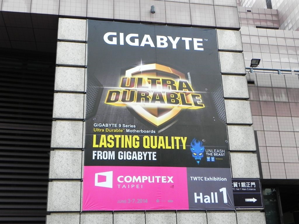 TWTCに貼られる大型バナーは毎年GIGABYTEの指定席。数パターンが用意される