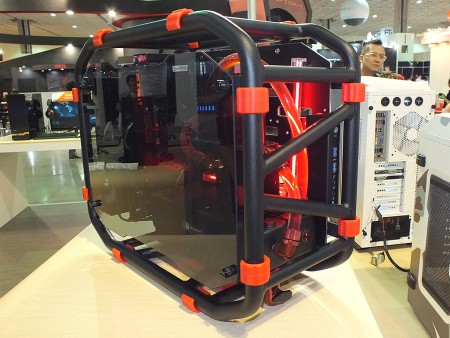 COMPUTEX】世界が熱望。Mini-ITX対応オープンフレーム、In Win「D