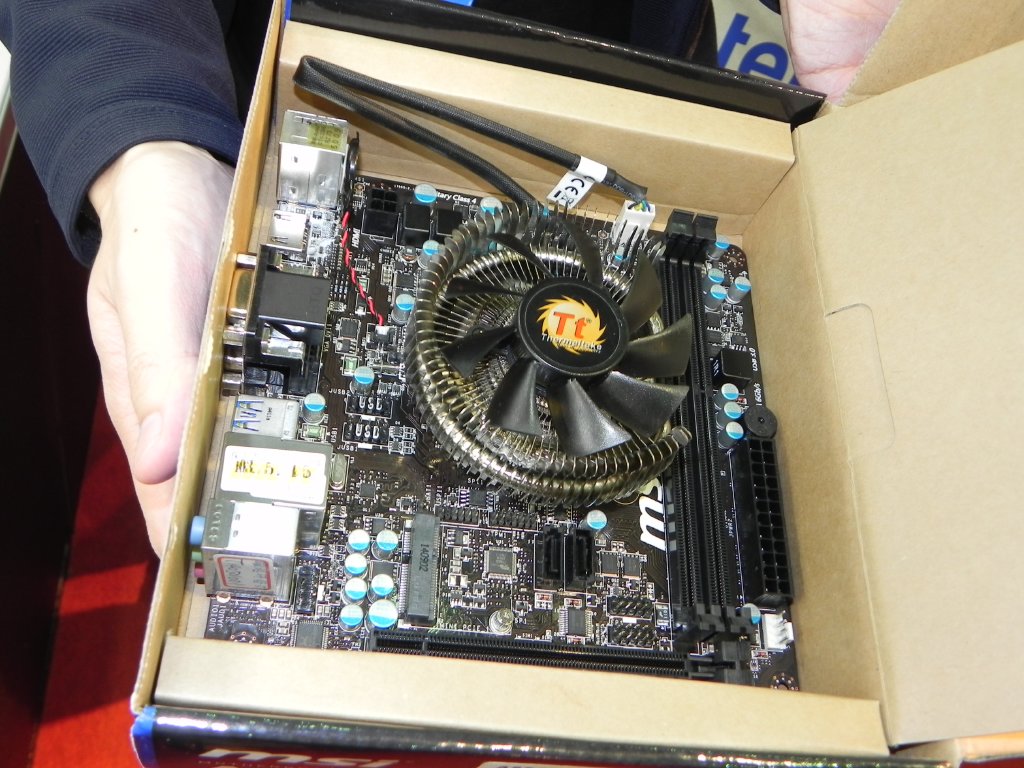 ThermaltakeのIan氏が取りだしてきた実機