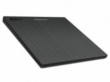 Samsung、“楔型”デザインの極薄ポータブルDVDドライブ「SE-218GN」「SE-208GB」リリース