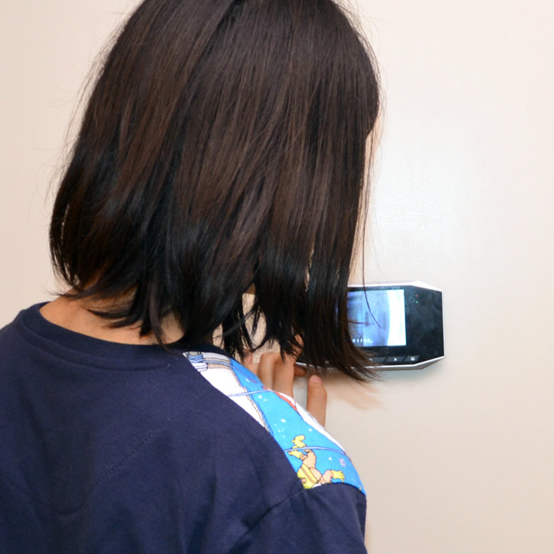 動作検知機能付で自動録画。サンコー『自分で取り付けできる「玄関前自動録画ドアスコープカメラ」』
