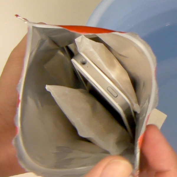 水没スマホが復活できるかもしれない、デジタル機器用乾燥剤パックが上海問屋より