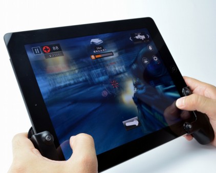 iPadで本格ゲームプレイができる、操作性抜群なゲームグリップがスペックコンピュータから