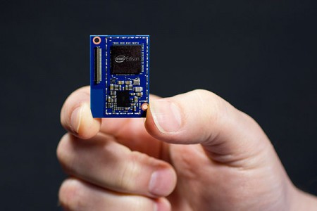 インテル、無線機能を搭載する超小型コンピュータ「Edison」25日より発売開始