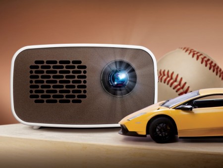 グローブにもスッポリ。LGの“Ultra-Portable”な世界最小プロジェクター「HD MiniBeam」今月登場