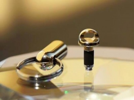 抜けないストラップホールを手軽に追加。スマホのジャックを利用する「Pluggy Lock」が近く発売