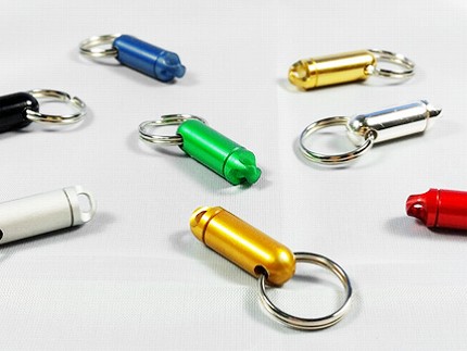 抜けないストラップホールを手軽に追加 スマホのジャックを利用する Pluggy Lock が近く発売 エルミタージュ秋葉原