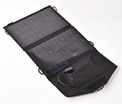 太陽があれば電源不要。大型パネル採用のソーラー充電器2製品がユニットコムから