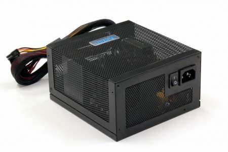 メッシュ筐体採用のファンレスGOLD認証電源、NOFAN「P-500A」がアスクから