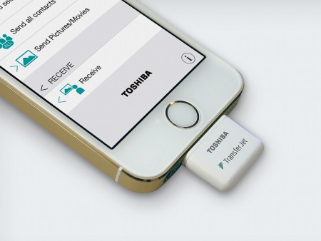 かざすだけでiPhoneデータを超高速転送。業界初のTransferJetアダプタ「TJM35420LT」が東芝から