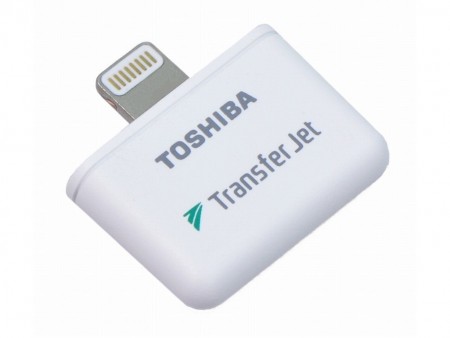 かざすだけでiPhoneデータを超高速転送。業界初のTransferJetアダプタ「TJM35420LT」が東芝から