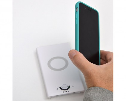モバイルバッテリーにもなるiPhone 6/6Plus対応ワイヤレス充電キットがサンコーから