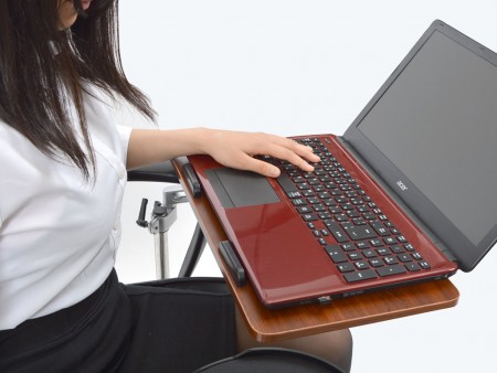 オフィスチェアとデスクが合体。作業スペースが格段に広がる、サンコー「チェアデスクPlus」発売