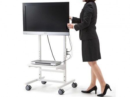 サンワサプライ、移動楽々20～32型対応のキャスター付きテレビスタンド発売
