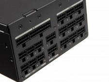 世界初、2000Wの大容量。80PLUS PLATINUM認証電源、Super Flower