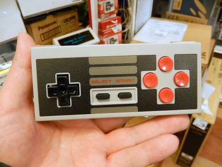 海外ファミコン「NES」仕様。レトロデザインのBluetoothゲームパッド