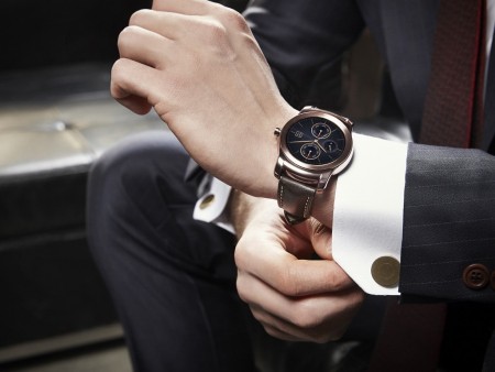 都会的な装いのユーザーに。高級腕時計のような全金属製スマートウォッチ「LG Watch Urbane」登場
